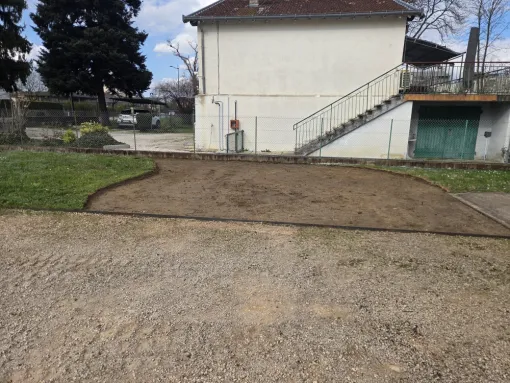 Décapage d'une pelouse pour un futur massif à Belleville-en-Beaujolais, Belleville-en-Beaujolais, Nature en Beaujolais