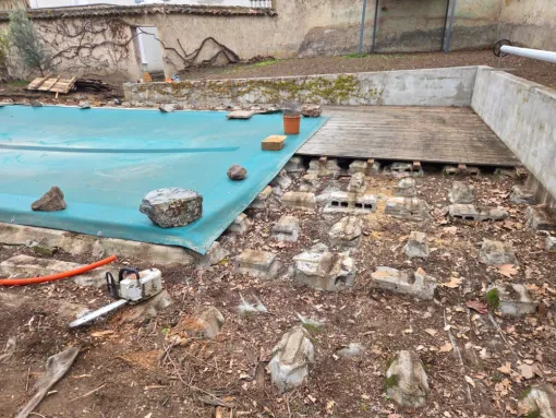 Démontage d'une terrasse autour d'une piscine à Sainte Etienne des Oullières, Belleville-en-Beaujolais, Nature en Beaujolais