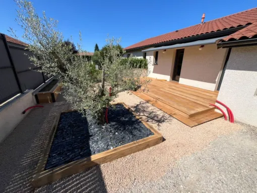 Pose d'une terrasse en bois exotique & habillage de jardinière en chêne  Savigneux, Belleville-en-Beaujolais, Nature en Beaujolais