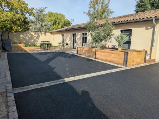 Fin du chantier : finalisation de la création d'une cours à Lancié, Belleville-en-Beaujolais, Nature en Beaujolais
