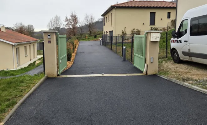 Enrobé sur notre chantier à Juliénas, Belleville-en-Beaujolais, Nature en Beaujolais