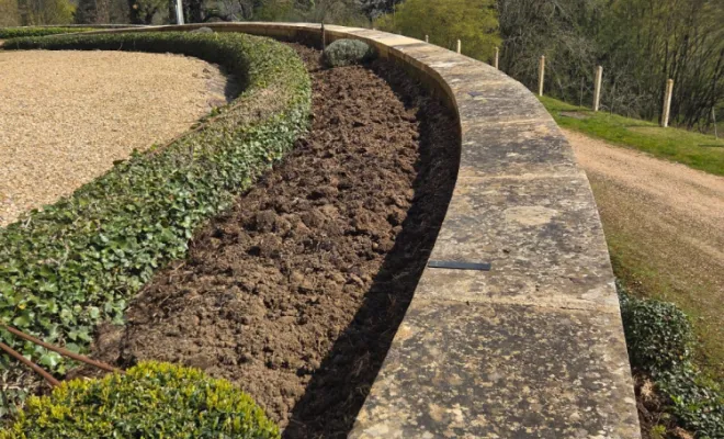 Entretien de massif : bêchage et enrichissement au fumier à Saint-Germain-en-Lay, Belleville-en-Beaujolais, Nature en Beaujolais