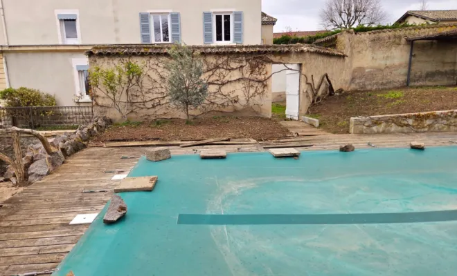 Démontage d'une terrasse autour d'une piscine à Sainte Etienne des Oullières, Belleville-en-Beaujolais, Nature en Beaujolais