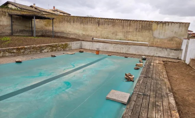 Démontage d'une terrasse autour d'une piscine à Sainte Etienne des Oullières, Belleville-en-Beaujolais, Nature en Beaujolais