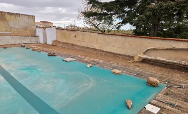 Démontage d'une terrasse autour d'une piscine à Sainte Etienne des Oullières, Belleville-en-Beaujolais, Nature en Beaujolais