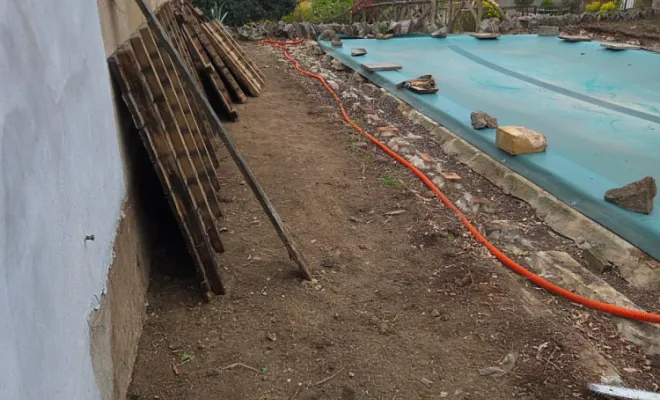 Démontage d'une terrasse autour d'une piscine à Sainte Etienne des Oullières, Belleville-en-Beaujolais, Nature en Beaujolais