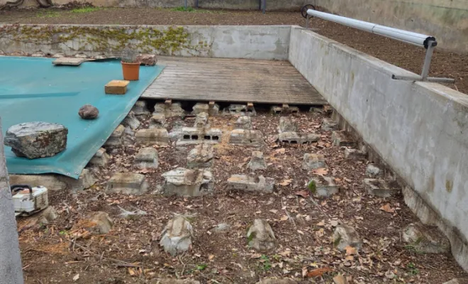 Démontage d'une terrasse autour d'une piscine à Sainte Etienne des Oullières, Belleville-en-Beaujolais, Nature en Beaujolais