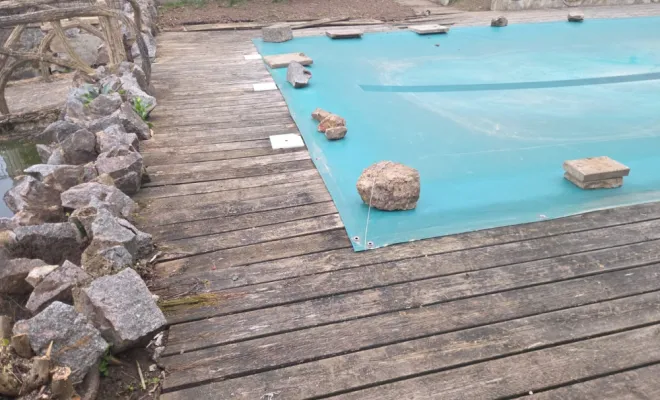 Démontage d'une terrasse autour d'une piscine à Sainte Etienne des Oullières, Belleville-en-Beaujolais, Nature en Beaujolais