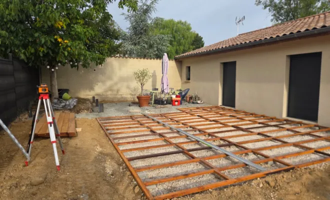 Début de la création d’une terrasse en bois à Lancié., Belleville-en-Beaujolais, Nature en Beaujolais