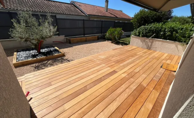 Pose d'une terrasse en bois exotique & habillage de jardinière en chêne  Savigneux, Belleville-en-Beaujolais, Nature en Beaujolais