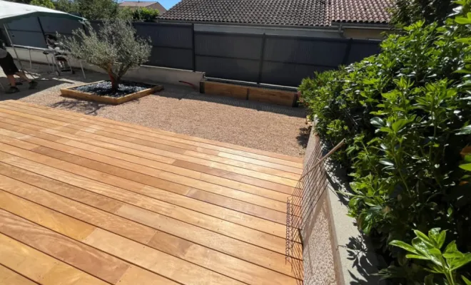 Pose d'une terrasse en bois exotique & habillage de jardinière en chêne  Savigneux, Belleville-en-Beaujolais, Nature en Beaujolais