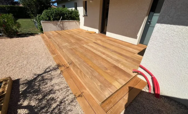 Pose d'une terrasse en bois exotique & habillage de jardinière en chêne  Savigneux, Belleville-en-Beaujolais, Nature en Beaujolais