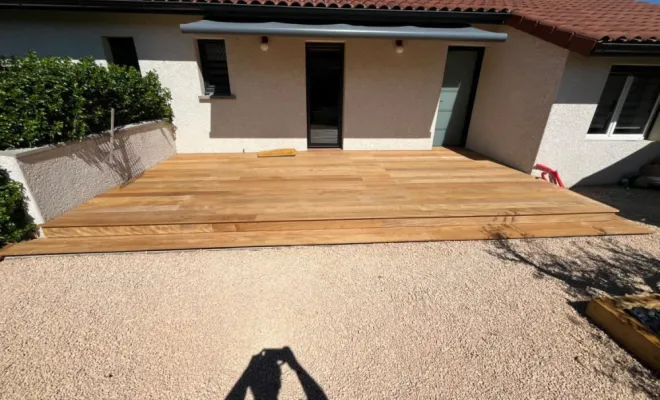 Pose d'une terrasse en bois exotique & habillage de jardinière en chêne  Savigneux, Belleville-en-Beaujolais, Nature en Beaujolais