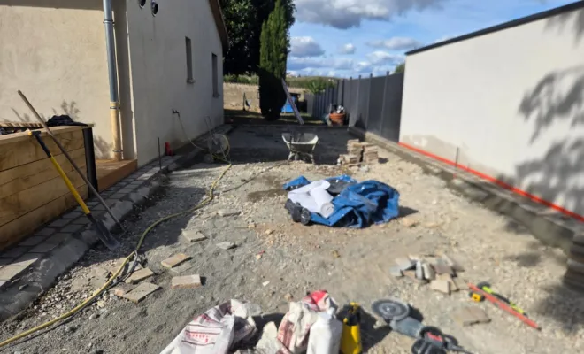 Fin du chantier : finalisation de la création d'une cours à Lancié, Belleville-en-Beaujolais, Nature en Beaujolais