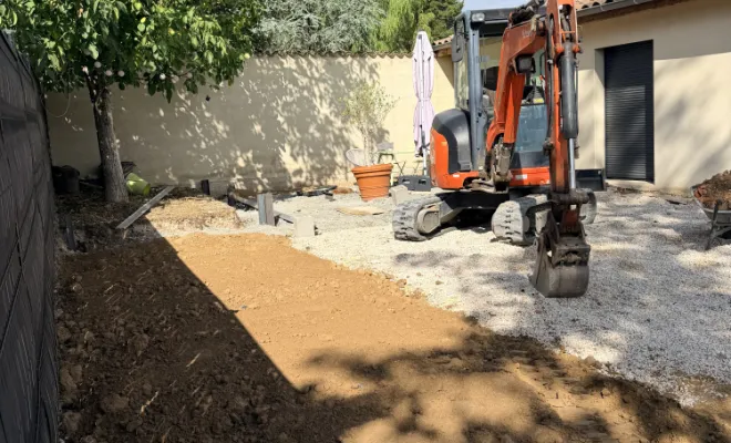 Fin du chantier : finalisation de la création d'une cours à Lancié, Belleville-en-Beaujolais, Nature en Beaujolais