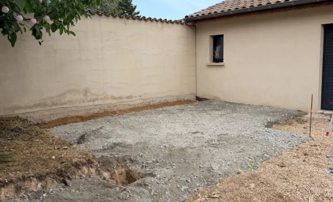 Fin du chantier : finalisation de la création d'une cours à Lancié, Belleville-en-Beaujolais, Nature en Beaujolais